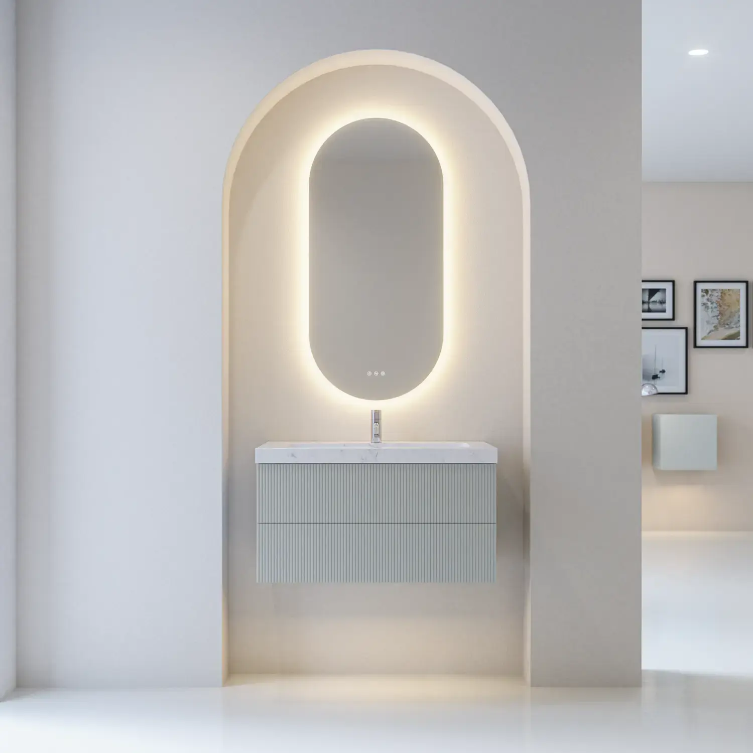 Stilfull og moderne baderomsinspirasjon med ovale speil med lysstyring, steinvasker og servantskap med fine og elegante riller i en minimalistisk design, badet har en lys og luftig atmosfære med elegant belysning og raffinerte detaljer
