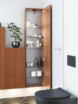 Moderne og stilfull baderomsinspirasjon med ovalt speil med svart ramme og lysstyring, farget toalett, servantskap, underskap og skap i rødbrun eik, Silestone servant og matchende gulv