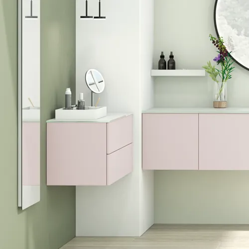 Stort og lyst baderom i minimalistisk stil med myke pastellfarger og elegante grønne nyanser, stilfullt rundt speil og moderne innredning