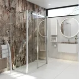 Baderomsinspirasjon med luksuriøst dusjkabinett med skyvedør, hvite baderomsmøbler og en rå vegg som gir badet en rå og urban følelse