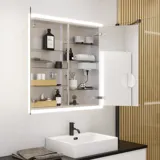 Stort baderomsinspirasjon i moderne og minimalistisk stil med hvite baderomsmøbler og elegant sort benkeplate med firkantede frittstående vasker, estetiske og praktiske innebygde speilskap med lysramme samt walk-in dusj