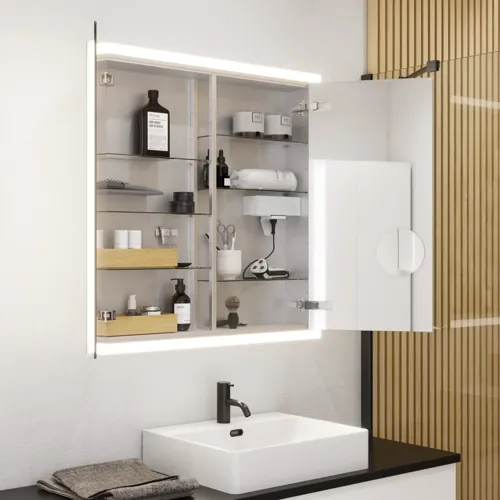 Stort baderomsinspirasjon i moderne og minimalistisk stil med hvite baderomsmøbler og elegant sort benkeplate med firkantede frittstående vasker, estetiske og praktiske innebygde speilskap med lysramme samt walk-in dusj
