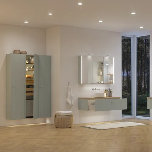 Stor baderomsinspirasjon i nordisk stil med baderomsmøbler i lys blå farge og trebenkeplate med elegant bordstående servant, fiskebensgulv i tre som skaper en lys og klassisk stil