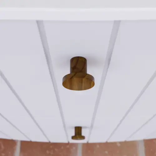 Stor baderomsinspirasjon med hvite møbler med riller, elegante benkeplater og bordstående servanter, ovale speil med lys, synlige bjelker og mønstrede fliser gir et vintage og stilfullt uttrykk