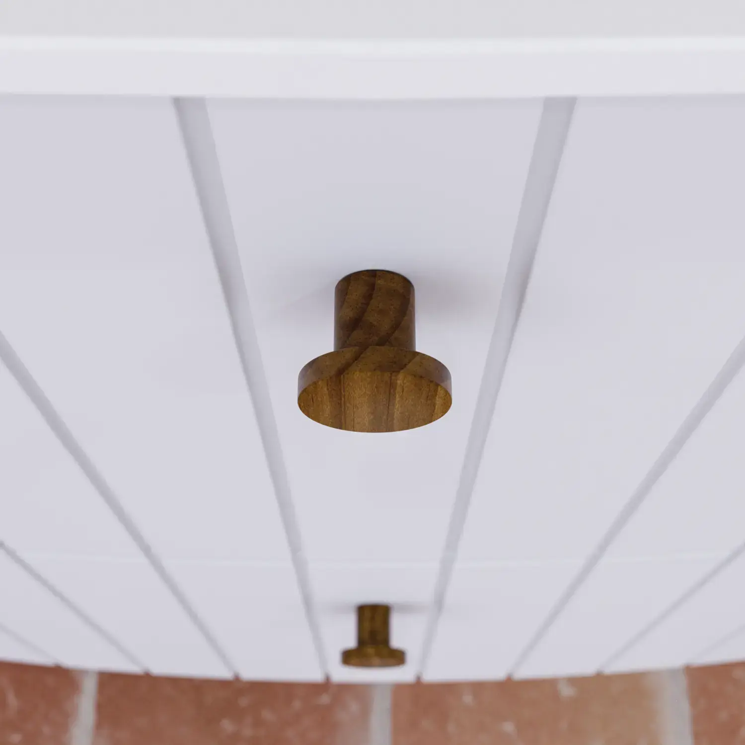 Stor baderomsinspirasjon med hvite møbler med riller, elegante benkeplater og bordstående servanter, ovale speil med lys, synlige bjelker og mønstrede fliser gir et vintage og stilfullt uttrykk