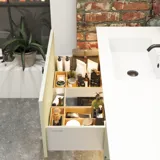 Rått og moderne bad i urban stil. Flotte servantskap og runde speil med sorte kanter