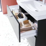 Baderomsinspirasjon med elegant håndvask og vaskeskap med praktisk og flott skuffeinnredning i form av vakre trebokser som gir optimal utnyttelse av plass.