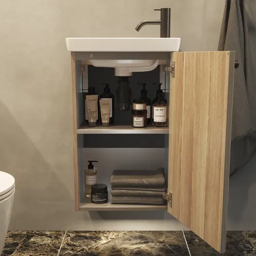 Stilren og minimalistisk baderomsinspirasjon med mikro servant og lite servantskap, firkantet speil med avrundede hjørner og lampe, samt elegant speilskap.