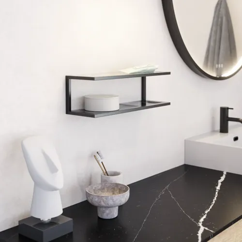 Stor urban baderomsinspirasjon med møbler i naturlig eik, steinbenkeplate med firkantet vask, rundt speil med svart kant, naturfarger og terrakottagulv gir et industrielt og moderne utseende