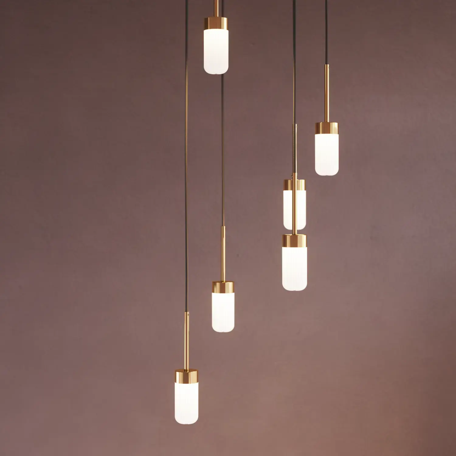 Baderomsinspirasjon med romantiske hengelamper i blank messing som gir et elegant preg til ditt baderom.