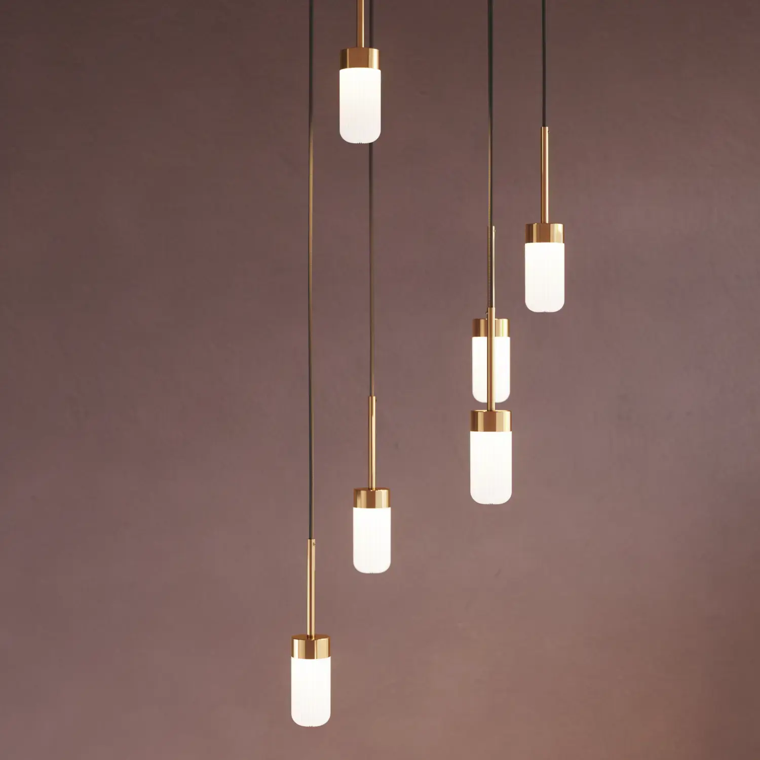 Baderomsinspirasjon med romantiske hengelamper i blank messing som gir et elegant preg til ditt baderom.