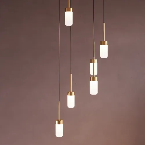 Baderomsinspirasjon med romantiske hengelamper i blank messing som gir et elegant preg til ditt baderom.