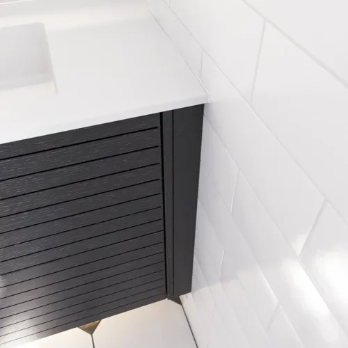 Stort baderomsinspirasjon med baderomsmøbler i noir eik med elegante lameller, stilfull dobbel servant, firkantede speil, hvite fliser med geometrisk mønster gir et lyst, symmetrisk og klassisk uttrykk.