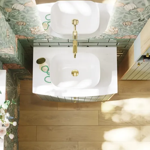 Baderomsinspirasjon med baderomsmøbler i grønn spesialfarge med sider i naturlig eik, elegante riller, stilfull benkeplate med romantisk oval bordstående servant, vakkert ovalt speil, gir sammen med blomstrete tapet et yndefullt, vintage retro uttrykk.