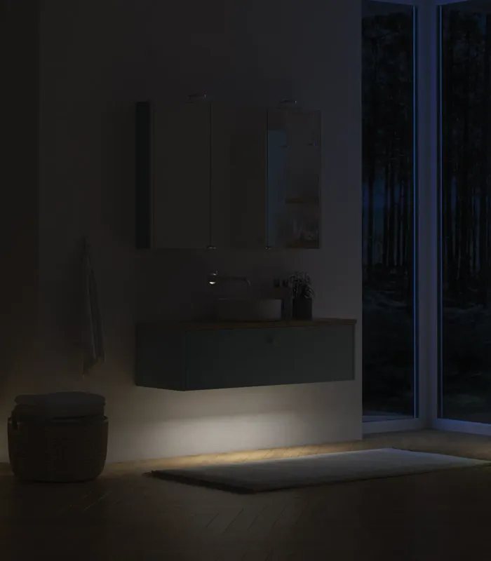 Stor baderomsinspirasjon i nordisk stil med baderomsmøbler i lys blå farge og trebenkeplate med elegant bordstående servant, fiskebensgulv i tre som skaper en lys og klassisk stil