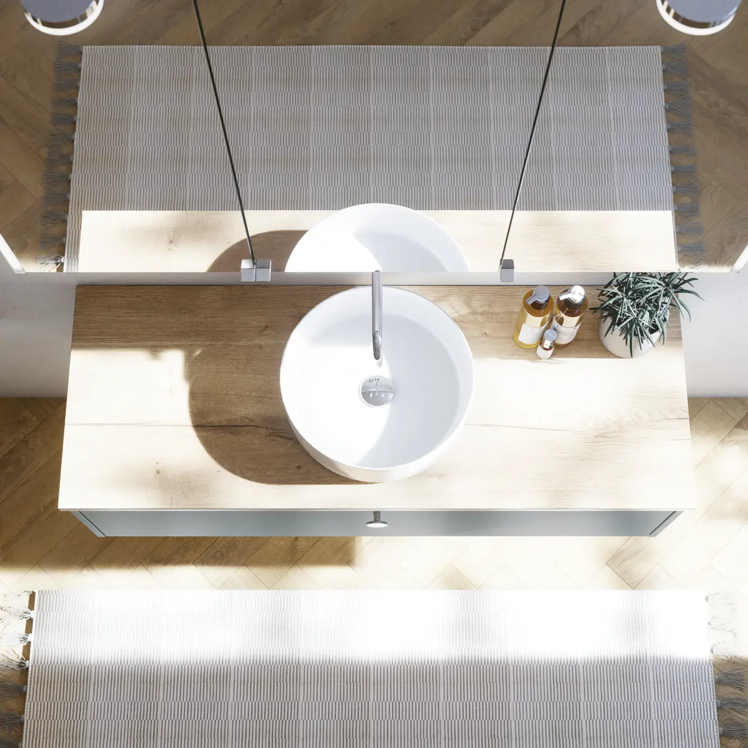 Stor baderomsinspirasjon i nordisk stil med baderomsmøbler i lys blå farge og trebenkeplate med elegant bordstående servant, fiskebensgulv i tre som skaper en lys og klassisk stil