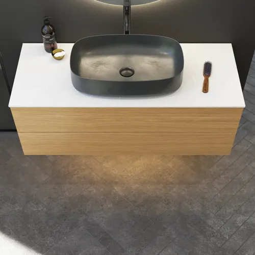 Minimalistisk og stilren baderomsinspirasjon med servantskap, underskap og høyskap i gyllen eik, stort rundt speil med lysstyring, farget toalett og bordstående servant