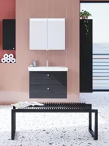 Stor baderomsinspirasjon med baderomsmøbler i Black Structure med elegant servant og vakre speilskap med integrert belysning, terrazzogulv og røde vegger og fliser som gir et moderne uttrykk.