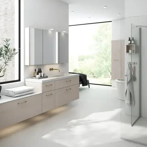 Lyst og lekkert bad med dusjhj&#xF8;rne og benkeplate i stein