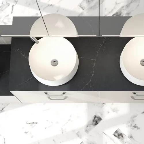 Romantisk baderomsinspirasjon med speilskap som har praktiske og yndefulle oppbevaringsløsninger, doble frittstående servanter på en steinbenkeplate.