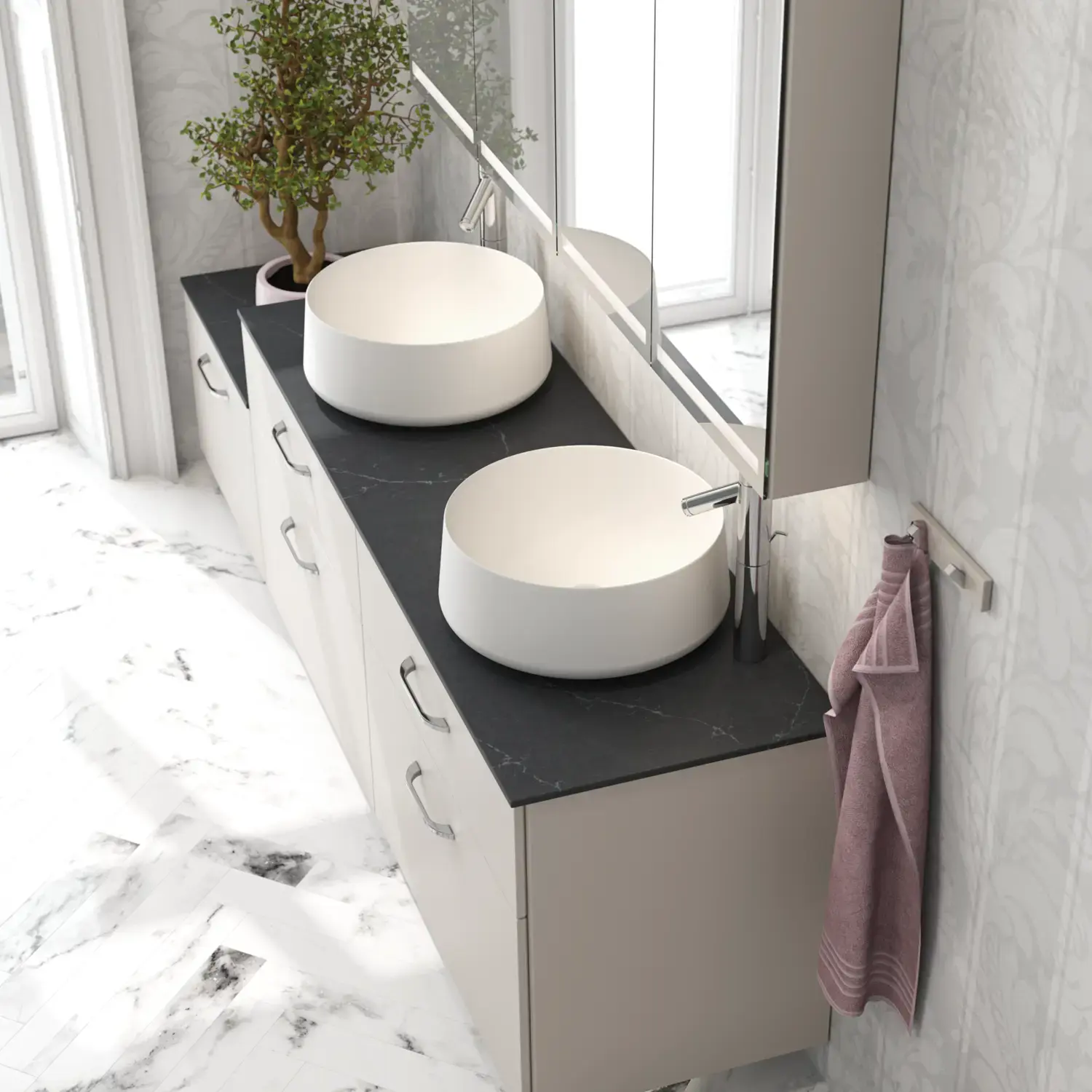 Romantisk baderomsinspirasjon med speilskap som har praktiske og yndefulle oppbevaringsløsninger, doble frittstående servanter på en steinbenkeplate.