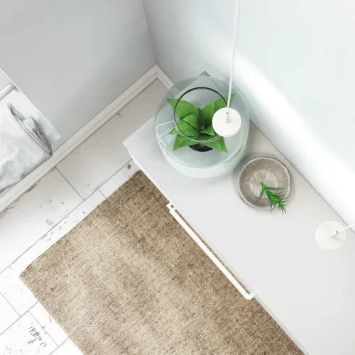 Stort og romantisk bad med rundt speil med messingkant