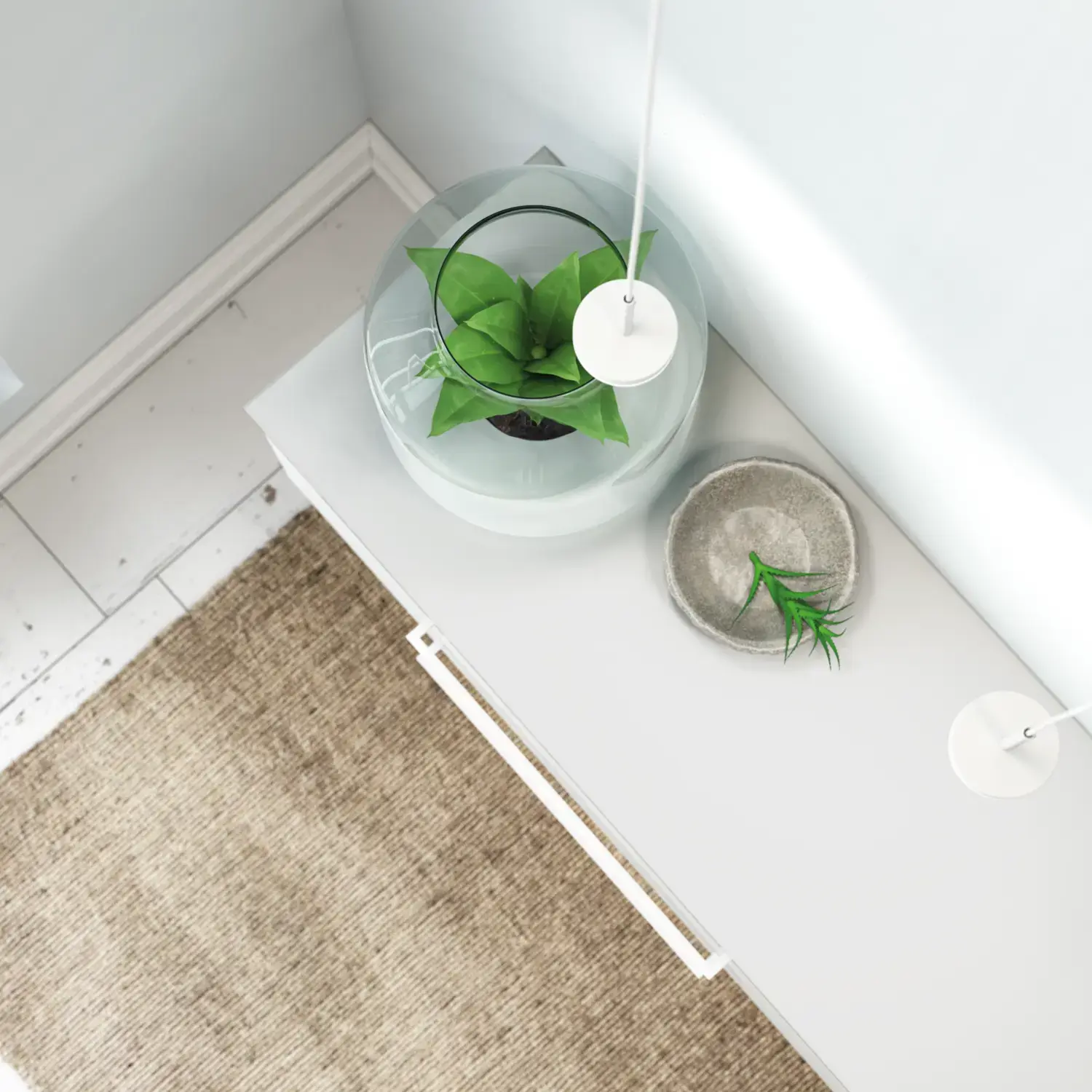 Stort og romantisk bad med rundt speil med messingkant