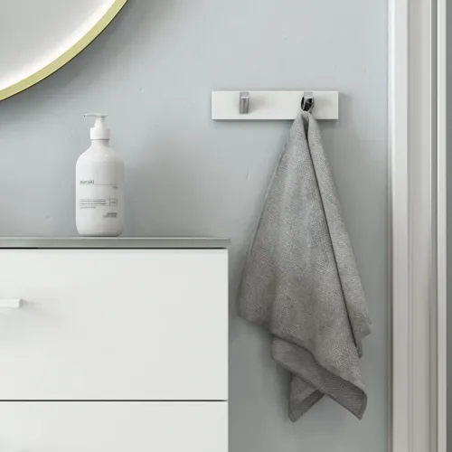 Stort og romantisk bad med rundt speil med messingkant