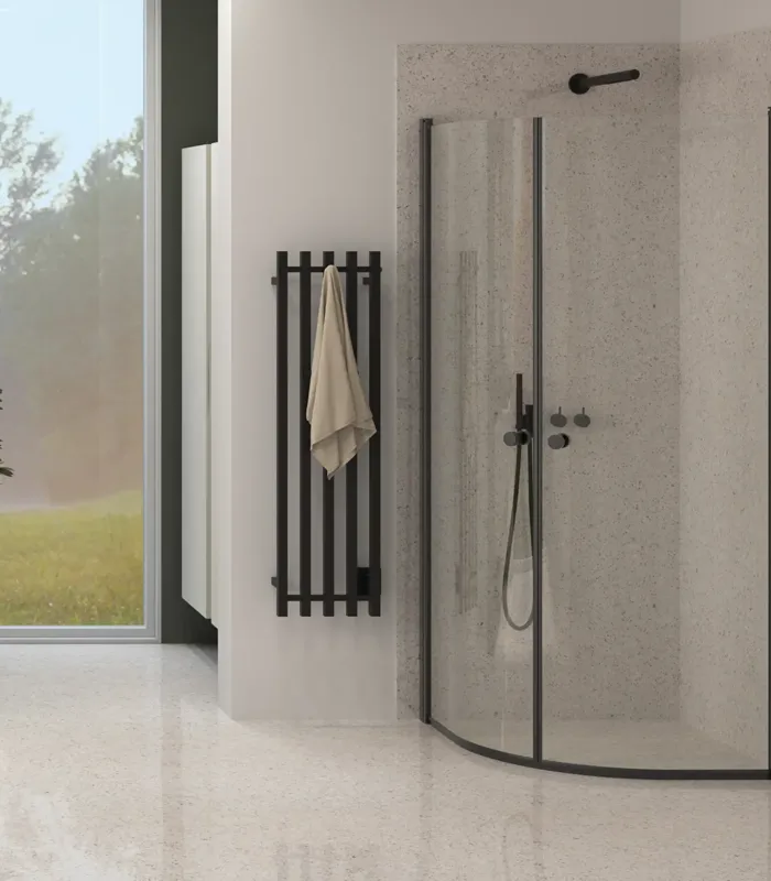 Stor baderomsinspirasjon med servantskap i spesialfarge og integrerte håndtak, runde speil for et symmetrisk utseende, dusjkabinett med avrundede dører, elektrisk håndkletørker og stilige grønne nyanser.