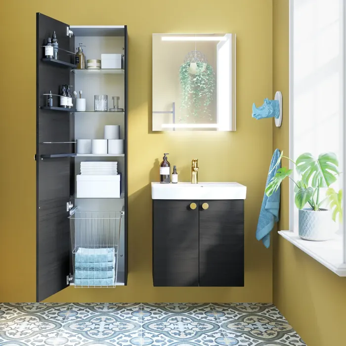 Inspirasjon til små baderom med baderomsmøbler i svart struktur med elegant servant, praktisk og stilig innredning og runde messinghåndtak, firkantet speil med integrert lys for et moderne uttrykk.