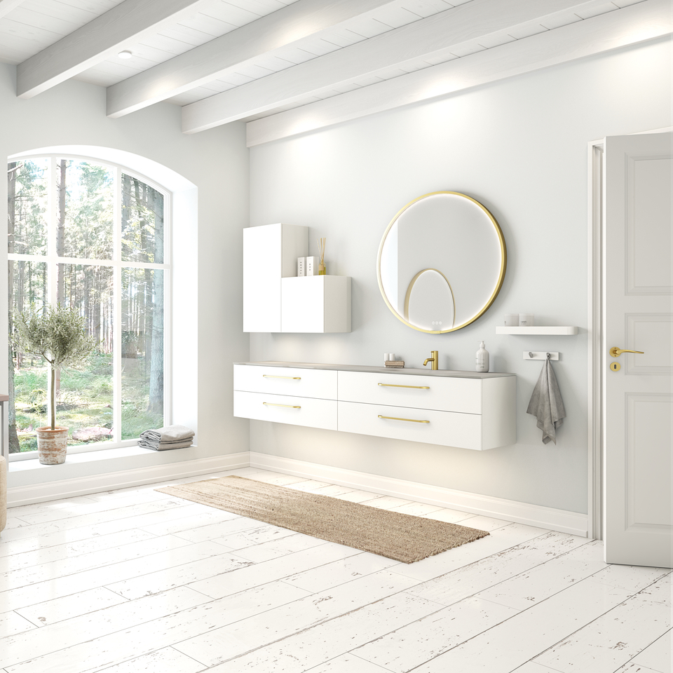 Stort og romantisk bad med rundt speil med messingkant