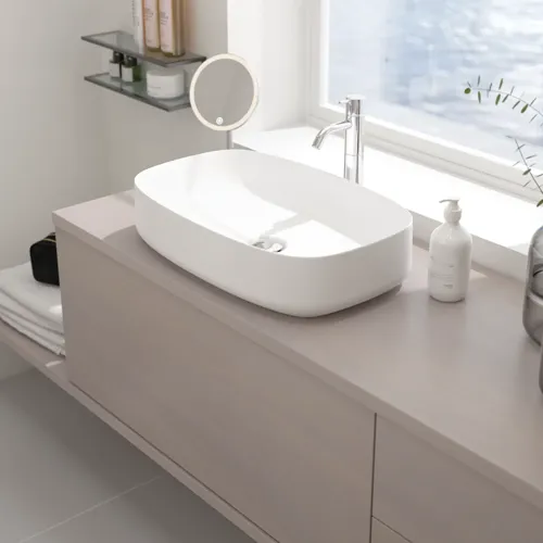 Liten baderomsinspirasjon med benkeplate på mål, elegant frittstående vask og firkantet figurspeil som skaper et lyst og moderne rom.