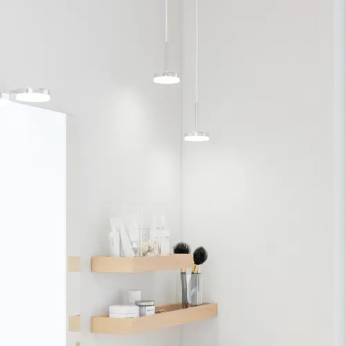Moderne sminkebord i nordisk stil med lyst tre, elegant belysning, firkantet speil og oppbevaringshyller som skaper en stilfull og funksjonell plass.