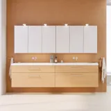 Moderne sminkebord i nordisk stil med lyst tre, elegant belysning, speil og oppbevaringshyller som skaper en stilfull og funksjonell plass.