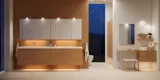 Moderne baderom i nordisk stil med lyst tre, elegant belysning, speilskapvegg og stilfull innredning som skaper en varm og innbydende atmosfære.