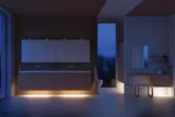 Moderne baderom i nordisk stil med lyst tre, elegant belysning, speilskapvegg og stilfull innredning som skaper en varm og innbydende atmosfære.