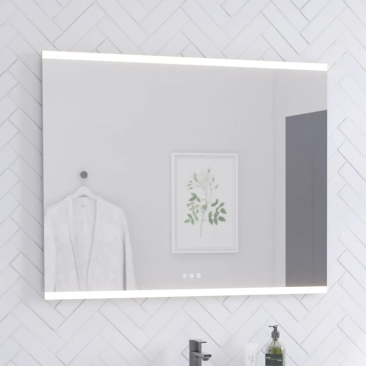 Baderomsinspirasjon med servantskap og høyskap i sort eik, elegant firkantet servant og firkantet speil med integrert lys, store hvite fliser på gulvet og fiskebensfliser på veggen som skaper et lyst og moderne uttrykk.