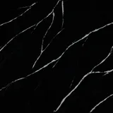 Silestone® benkeplate i fargen Eternal Marquina – en dyp, sort kvartsflate med tydelige hvite årer. Et eksklusivt valg som kombinerer dramatisk eleganse med slitesterk overflate.