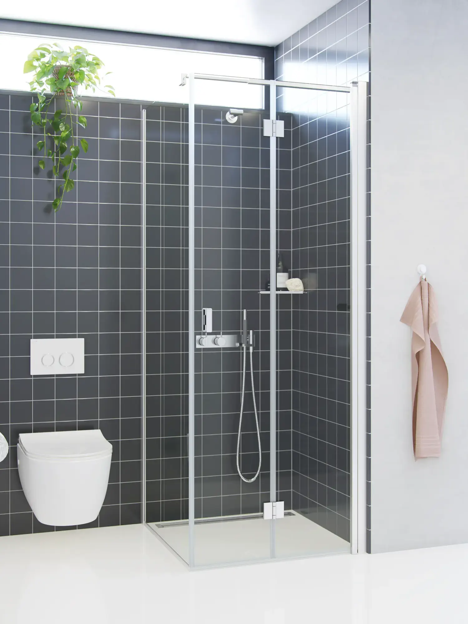 Baderomsinspirasjon med dusjskjerm med fast vegg og foldedør i klart glass og sateng som gir et lyst og moderne uttrykk.