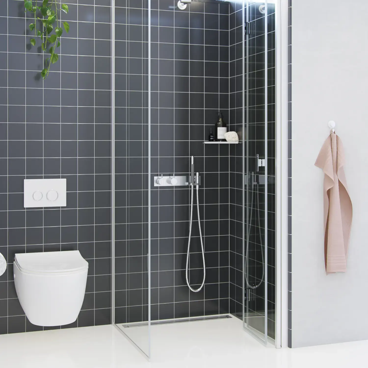 Baderomsinspirasjon med dusjskjerm med fast vegg og foldedør i klart glass og sateng som gir et lyst og moderne uttrykk.