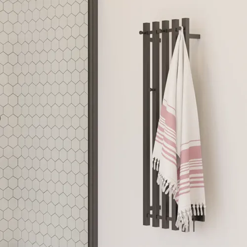 Stor baderomsinspirasjon med hvite baderomsmøbler, firkantet speil, og dusjskjerm med slagdører med klart glass og profiler i matt sort, samt elegant elektrisk oppvarmet håndklestativ.