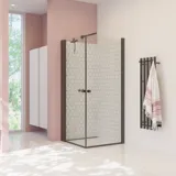 Stor baderomsinspirasjon med hvite baderomsmøbler, firkantet speil, og dusjskjerm med slagdører med klart glass og profiler i matt sort, samt elegant elektrisk oppvarmet håndklestativ.