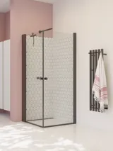 Stor baderomsinspirasjon med hvite baderomsmøbler, firkantet speil, og dusjskjerm med slagdører med klart glass og profiler i matt sort, samt elegant elektrisk oppvarmet håndklestativ.