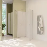 Stor baderomsinspirasjon med grønne baderomsmøbler, firkantet speil, og dusjkabinett med slagdører med klart glass og profiler i sateng, samt elegant elektrisk oppvarmet håndklestativ.