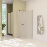 Stor baderomsinspirasjon med grønne baderomsmøbler, firkantet speil, og dusjkabinett med slagdører med klart glass og profiler i sateng, samt elegant elektrisk oppvarmet håndklestativ.