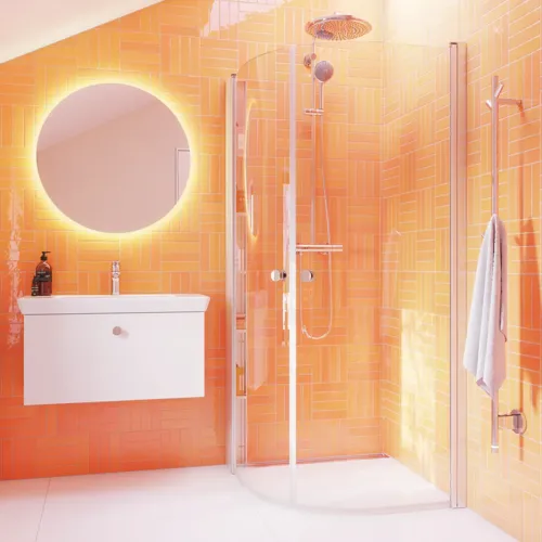 Baderomsinspirasjon med hvitt vaskeskap med rundt speil, avrundede dusjdører i klart glass og profiler i sateng, med praktisk og stilig elektrisk håndkletørker og baderomshylle.