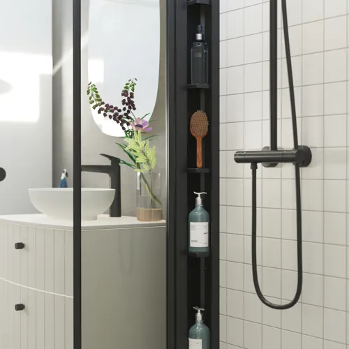 Baderomsinspirasjon med hvite baderomsmøbler, stilig bordplate og bordvask med vakkert ovalt speil, foldedører i klart glass og sort matte samt en praktisk og elegant dusjhylle som gir et feminint uttrykk.