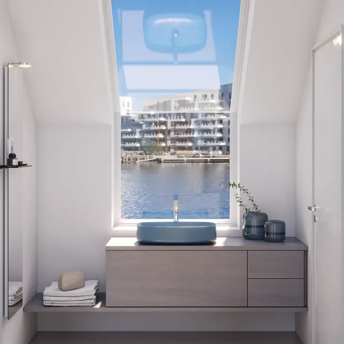 Liten baderomsinspirasjon med benkeplate på mål, elegant blå frittstående vask og firkantet figurspeil som skaper et lyst og moderne rom.