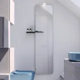 Liten baderomsinspirasjon med benkeplate på mål, elegant blå frittstående vask og firkantet figurspeil som skaper et lyst og moderne rom.