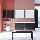 Stor baderomsinspirasjon med baderomsmøbler i Black Structure med elegante servanter og vakre speilskap med integrert belysning, terrazzogulv og røde vegger og fliser som gir et moderne og symmetrisk uttrykk.